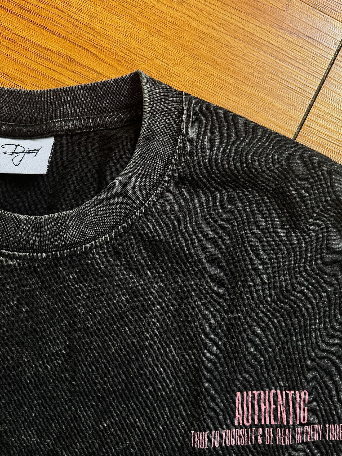 AUTHENTIC TEE